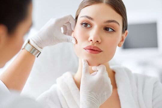 Best skin specialist in Lahore treating patient with skin consultation